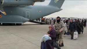Malatya'daki depremzedeler uçaklarla Ankara'ya taşınmaya devam ediyor