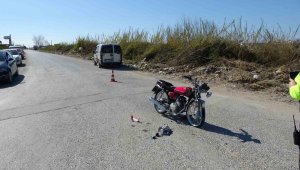Manavgat'ta hafif ticari araçla motosiklet çarpıştı: 1 yaralı