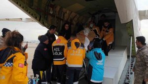 Mehmetçik Adıyaman'da kurtarılan depremzedeleri Ankara'ya ulaştırdı