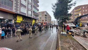 Mehmetçik deprem bölgesinde asayişi sağlama görevi de gerçekleştiriyor