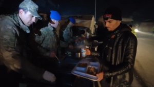 Mehmetçik deprem bölgesinde sıcak yemek dağıtımına devam ediyor