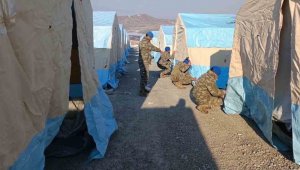 Mehmetçik depremin ilk gününden bu yana çadır kurmaya devam ediyor