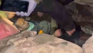 Mehmetçik Hatay'da bir vatandaşı daha enkaz altından sağ salim kurtardı