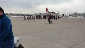 Mehmetçik, Kahramanmaraş'ta depremzedelerin tahliyesine devam ediyor