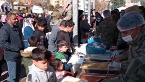 Mehmetçik Şanlıurfa'da depremzedelere sıcak yemek dağıtıyor