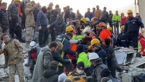 Mehmetçik ve AFAD omuz omuza bir kişiyi daha enkazdan sağ çıkardı