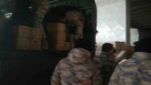 Mehmetçik, yardım malzemelerini intikalin zor olduğu bölgelere ulaştırıyor