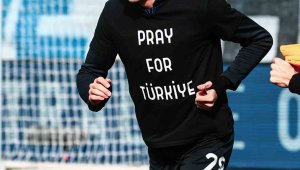 Merih Demiral ısınmaya 'Türkiye için dua et' tişörtüyle çıktı