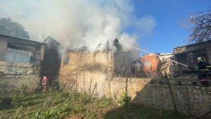 Mersin'de 3 ev yangından zarar gördü