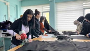 Meslek lisesi öğrencileri depremzedeler için kışlık ürün üretiyor