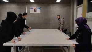 Meslek lisesi öğretmenleri, depremzedeler için çadır dikiyor