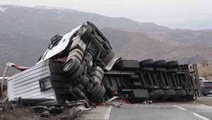 Metrelerce sürüklenen tır bariyerleri biçti: 1 yaralı
