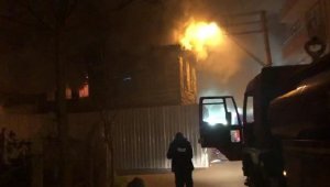 Metruk bina alev alev yandı: 2 ölü