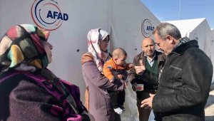 Milletvekili Şahin Tin çadır kentte depremzedelerle görüştü