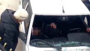 Minibüsle kafa kafaya çarpışan otomobilin sürücüsü yaralandı