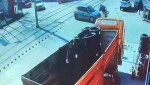 Motosiklet otomobil ile çarpıştı, o anlar kamerada