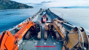 MSB çıkarma gemileri ile deprem bölgesine iş makineleri taşıdı