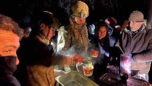 MSB, deprem bölgelerinde gece boyunca yemek dağıtımına devam ediyor