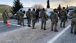 MSB: "10'uncu Komando Tugayımız Adıyaman'da araçların emniyetli geçişlerini sağlamaya devam ediyor."