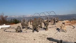 MSB: "Mehmetçiğin deprem bölgesinin pek çok noktasında çadır kurma çalışmaları hummalı şekilde sürüyor"