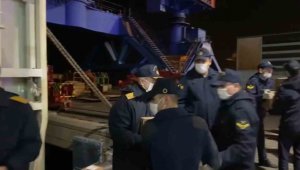 MSB: "TCG İskenderun, İskenderun Limanı'na yardım malzemelerini teslim etti"