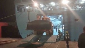 MSB: "TCG Sancaktar ve TCG Bayraktar gemileri iş makinelerini İskenderun Limanı'na ulaştırdı"