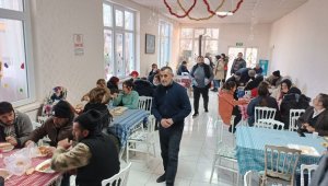 Mucur Belediyesi'nden depremzedelere çay ve yemek ikramı