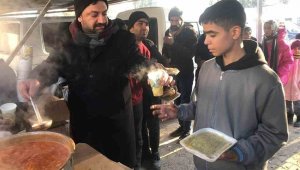 Mut Belediyesi deprem bölgesinde ekmek, su, yemek ve sıcak çorba dağıtıyor