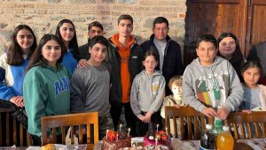 Nazilli'de 'Yeniden doğduk' diyen depremzede çocuklara pasta sürprizi