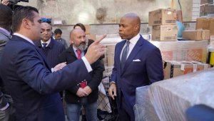 New York Belediye Başkanı Adams'tan Türk camisine ziyaret