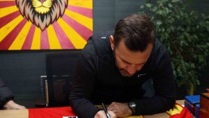 Okan Buruk, formalarını depremzedeler için bağışladı