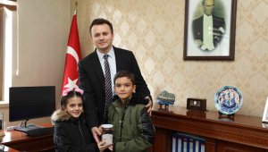 Okul harçlıklarını depremzedelere bağışladılar