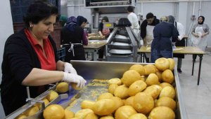 Okulda deprem bölgesi için 24 saat kesintisiz ekmek üretiyorlar