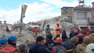 Osmaniye'de hasar gören bina çöktü