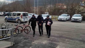 Oto teyp hırsızı parmak izinden yakalandı