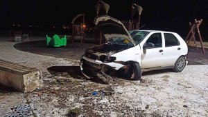 Otomobil çocuk parkına daldı: 2 yaralı