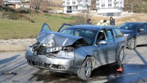 Otomobil iş makinesine çarptı: 1 yaralı
