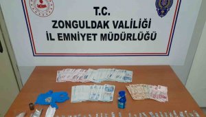 Otomobilin camını kırarak para çalan 2 şüpheli tutuklandı