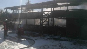 Otoyolda park halindeki yolcu otobüsü yandı