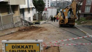 Pendik'te çökme meydana gelen yolda kazı çalışmaları devam ediyor
