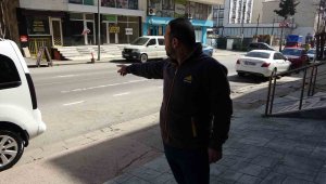 Pendik'te yolun karşısına geçen kadına motosikletin çarptığı anlar kamerada
