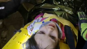 Polis baba ve 4 yaşındaki oğlunun enkazdan çıkarılma anı