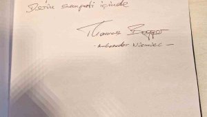 Polonyalı yetkililer Varşova Büyükelçiliğinde taziye defterini imzaladı