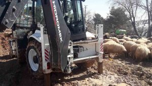 Pursaklar Belediyesi tüm birimleriyle deprem bölgesinde çalışmalarını yürütüyor