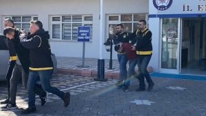 "Dövme yapmadı" diye iş yerine ateş açan 2 şahıs tutuklandı