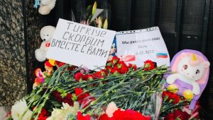 Rus halkı, Türk Büyükelçiliğine karanfil bıraktı