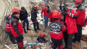 SAK-E deprem bölgesinde arama kurtarma faaliyetlerini aralıksız sürdürüyor