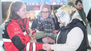 SAK-E havalimanında çiçeklerle karşılandı