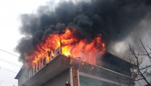 Samsun'da apartmanın çatı katı alev alev yandı