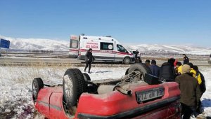 Şarampole devrilen otomobilde 5 kişi yaralandı.